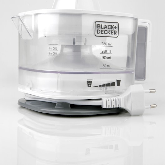 BLACK+DECKER BXCJ25E electric citrus juicer with transparent container, measurement markings, and European plug, side angle.