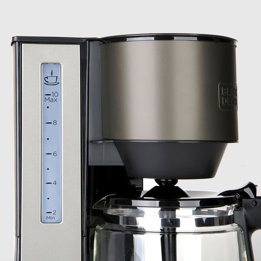 BLACKDECKER BXCO870E coffee maker close-up, silver and black with glass carafe, water level indicator visible, front angle.