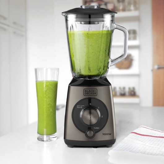 BLACKDECKER BXJB1000E blender with green smoothie, kitchen photography, frontal view.