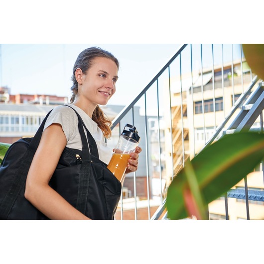 BLACKDECKER BXJBA350E sports bottle with orange liquid, held in black bag outdoors near stairs.